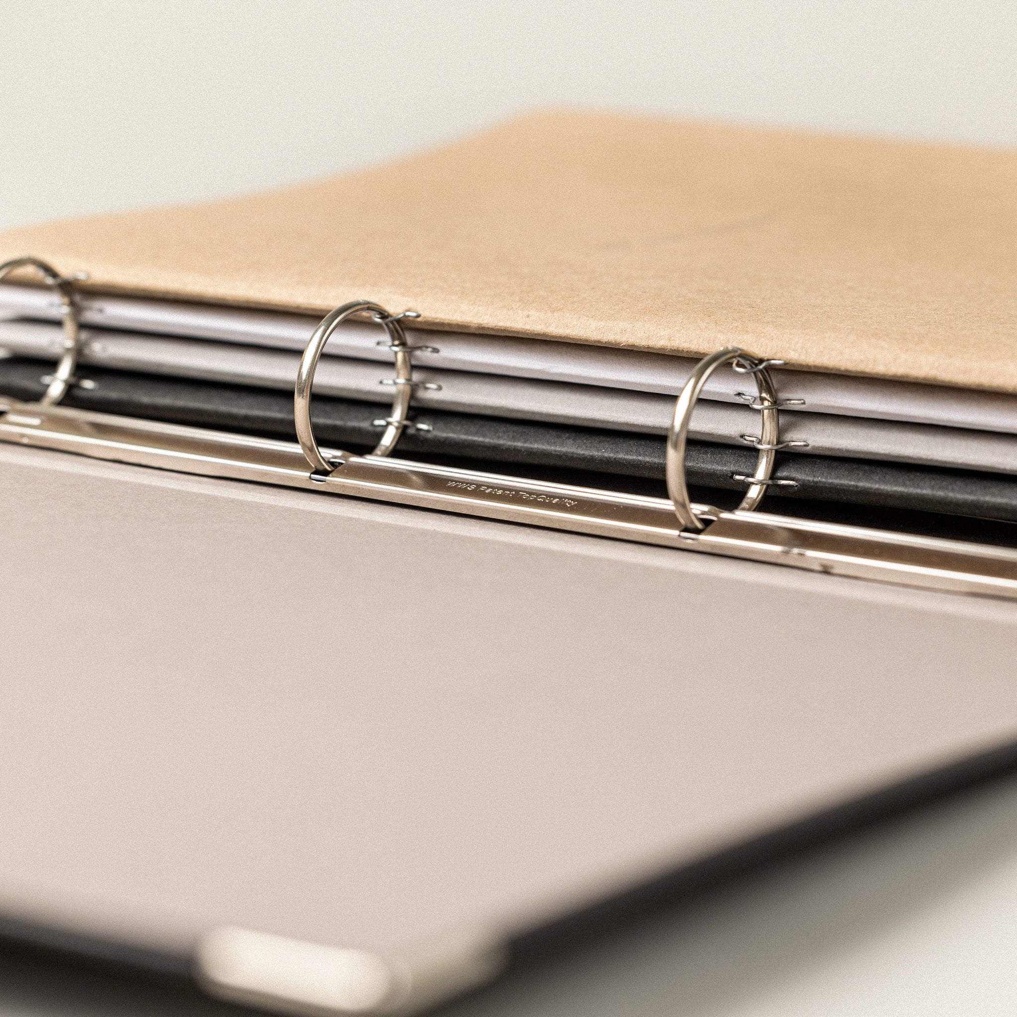 Libretas personalizadas con tres colores notas pequeñas para escribir en una libreta bonita y mantener un 2022 planificador. Archivador carpesanos, para escribir como en un cuaderno tipo oxford. Un carpesano recargable con anillas A4.