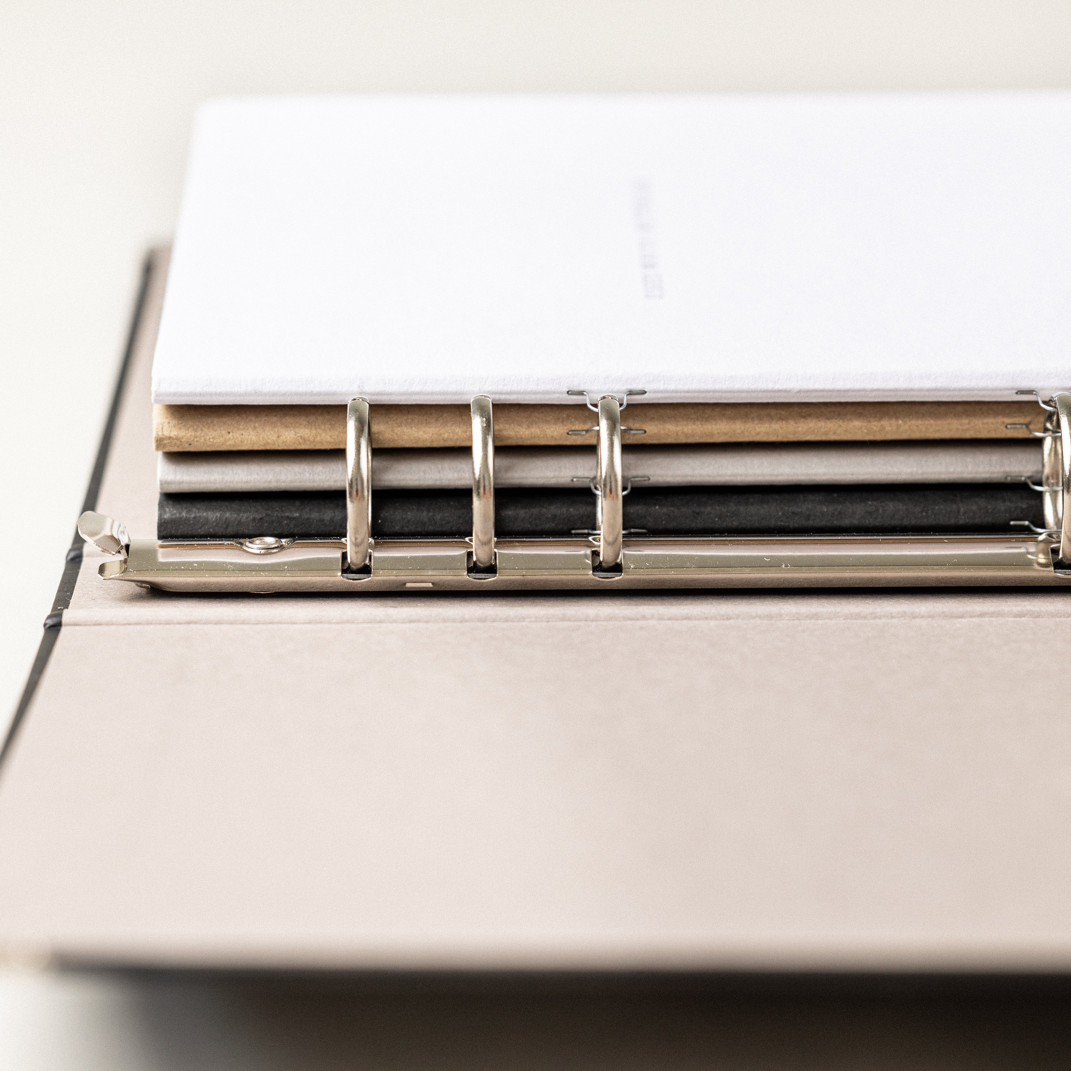 Libretas personalizadas con tres colores notas pequeñas para escribir en una libreta bonita y mantener un 2022 planificador. Archivador carpesanos, para escribir como en un cuaderno tipo oxford. Un carpesano recargable con anillas A5