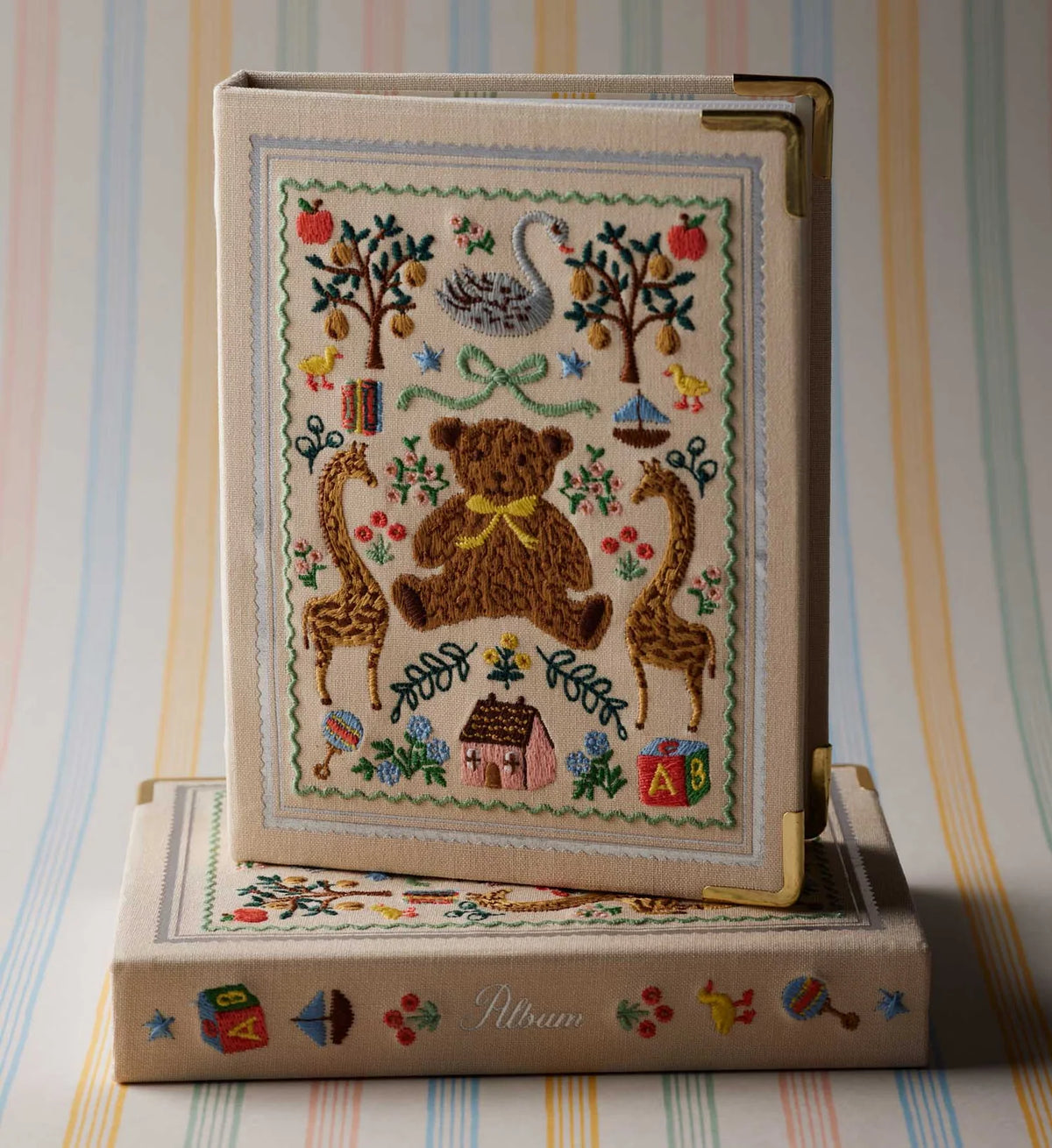 Álbum de fotos con cubierta bordada Storybook - Rifle Paper co.