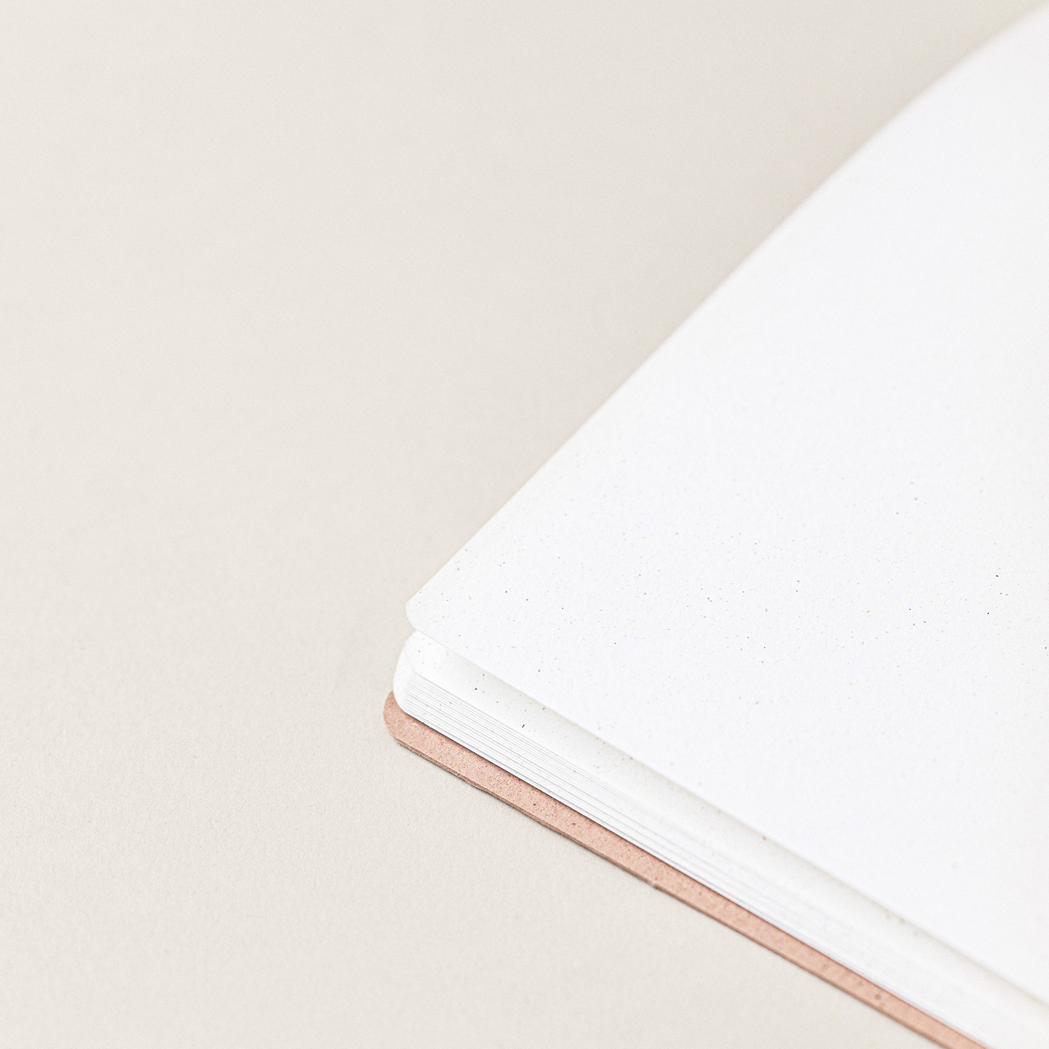 Detalle de pequeña libreta de notas de papel de almendras