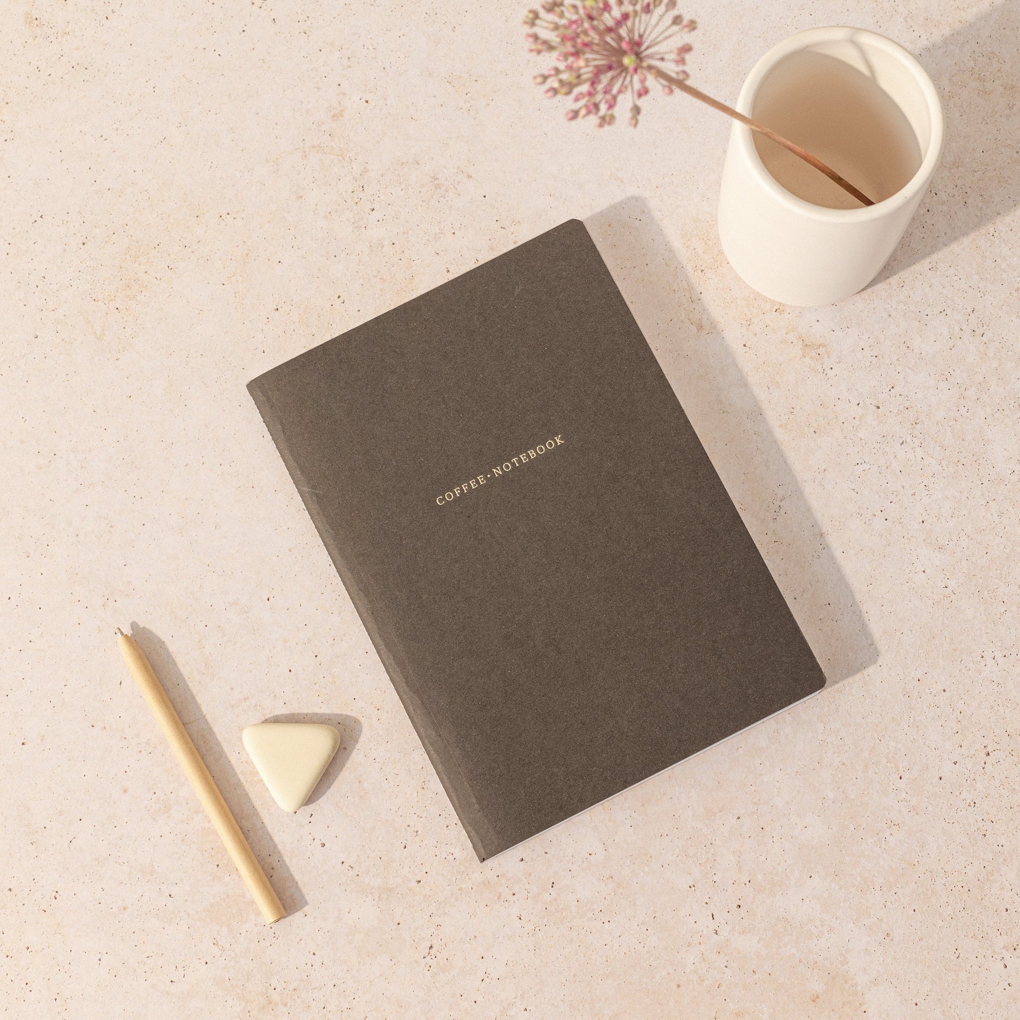 Pequeña libreta de notas de papel de cafe