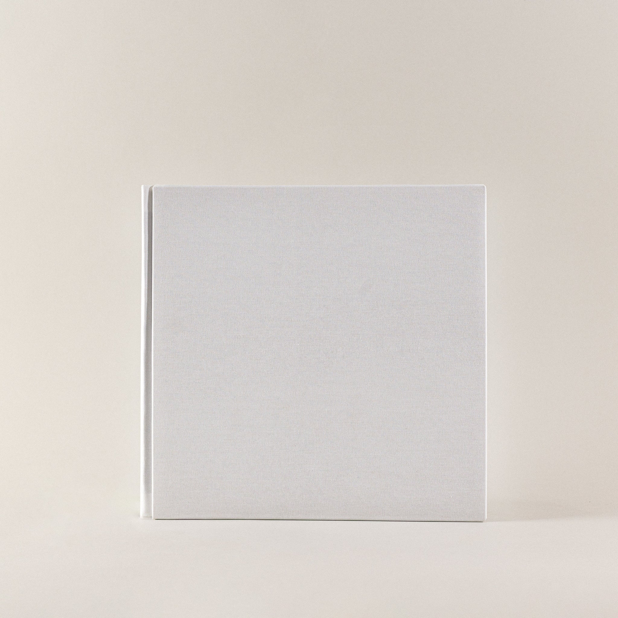 Comprar un libro de firmas y hacer un diseño bonito de album de fotos personalizado y con un proceso sostenible de papel reciclado cero waste.