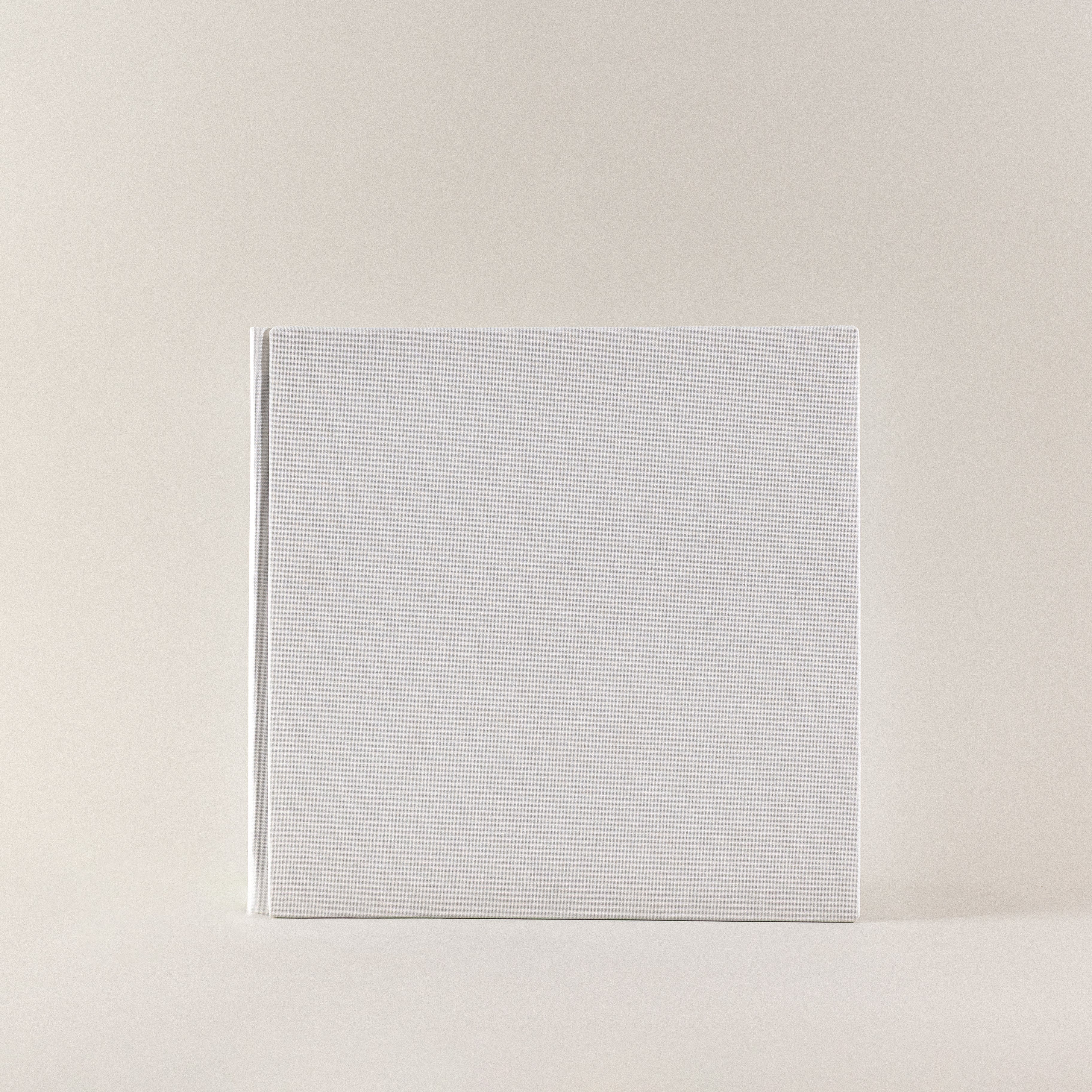 Comprar un libro de firmas y hacer un diseño bonito de album de fotos personalizado y con un proceso sostenible de papel reciclado cero waste.