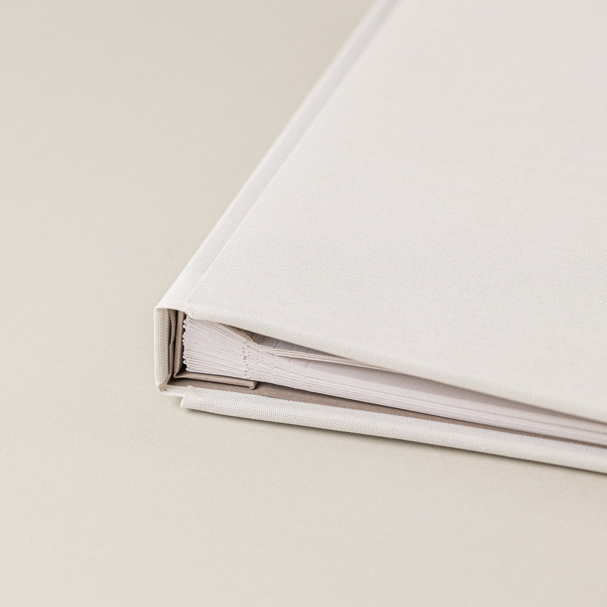 Comprar un libro de firmas y hacer un diseño bonito de album de fotos personalizado y con un proceso sostenible de papel reciclado cero waste.