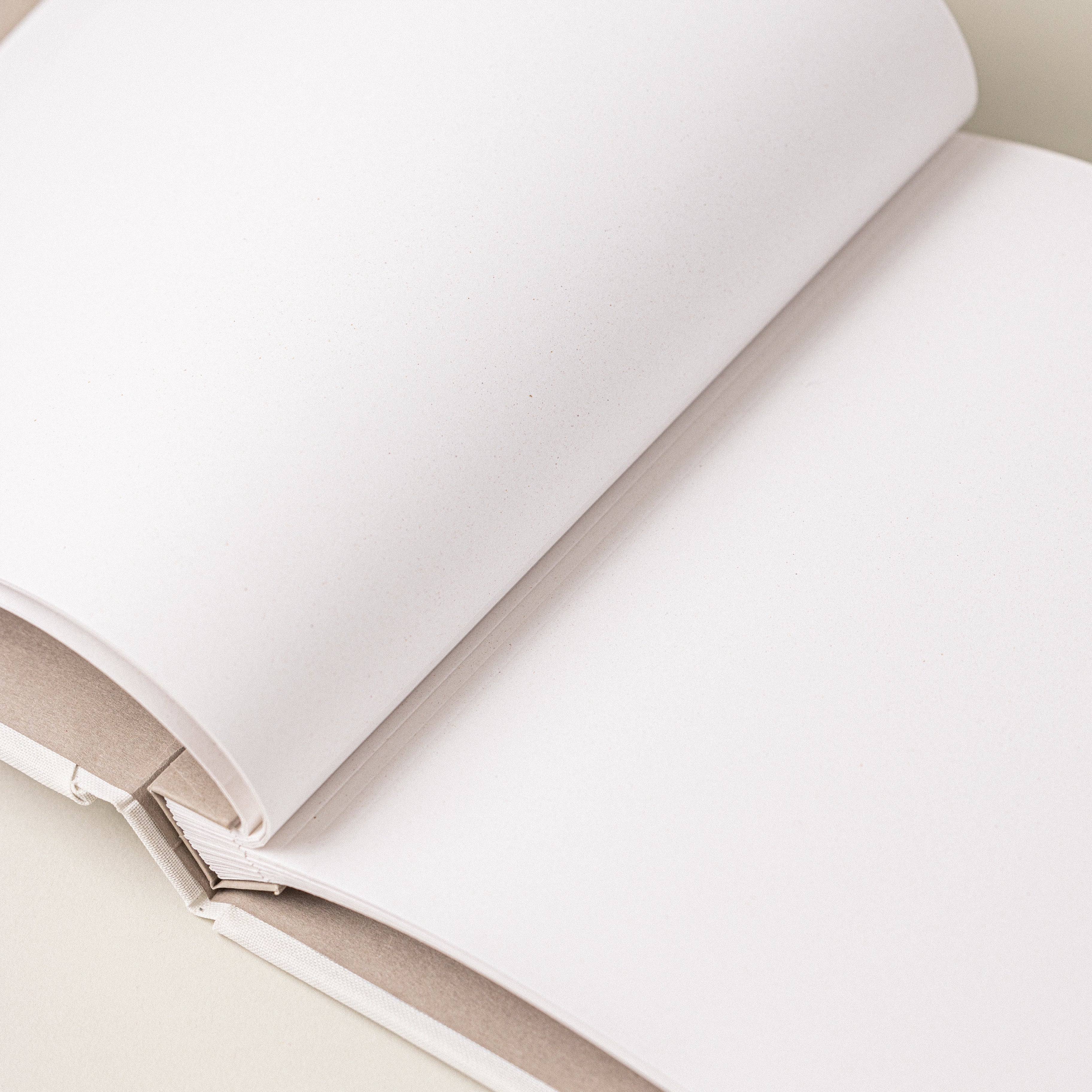 Comprar un libro de firmas y hacer un diseño bonito de album de fotos personalizado y con un proceso sostenible de papel reciclado cero waste.