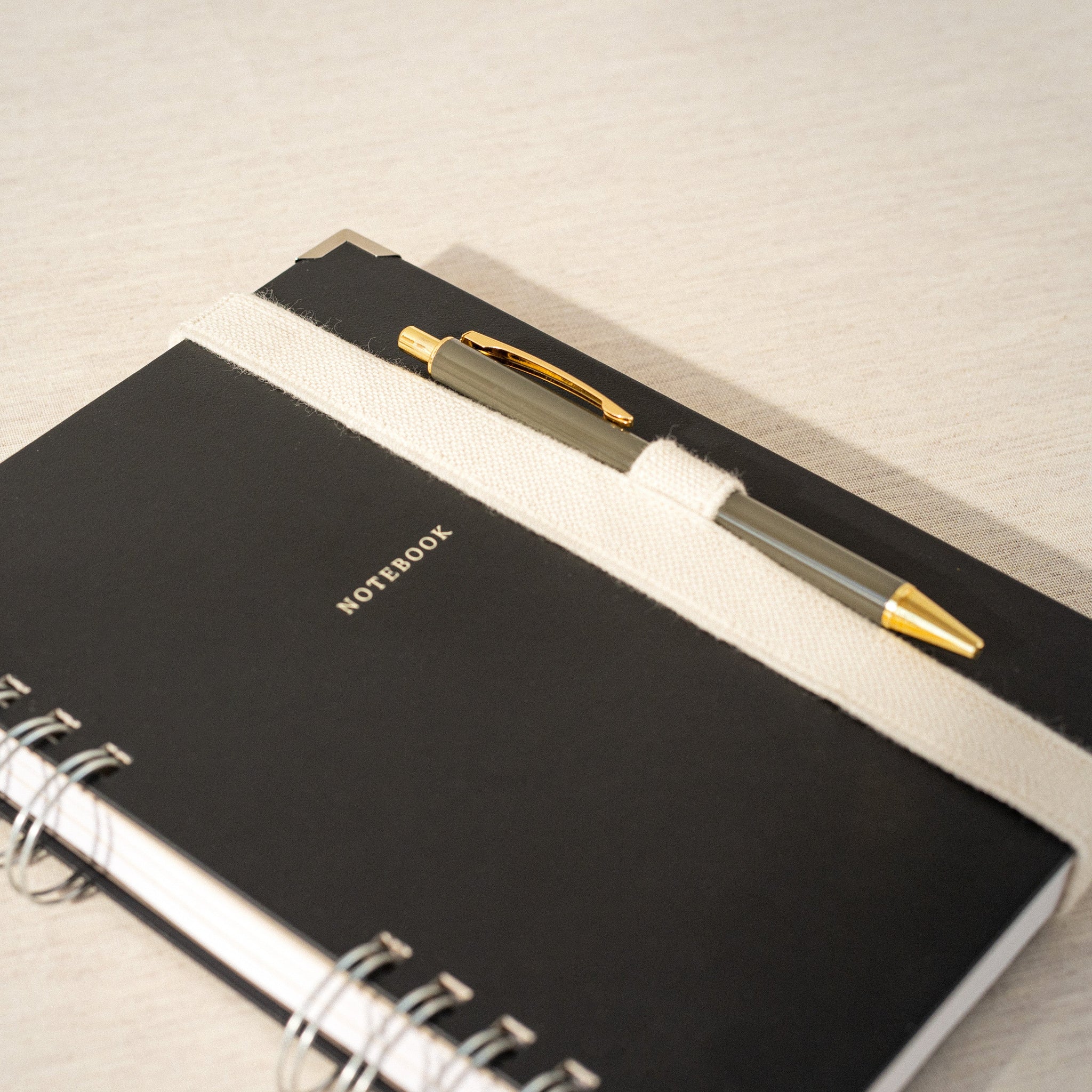 Porta bolígrafos o lápices, tipo pen holder, sostenible. Para tu agenda, planificador, cuaderno, libreta o archivador.