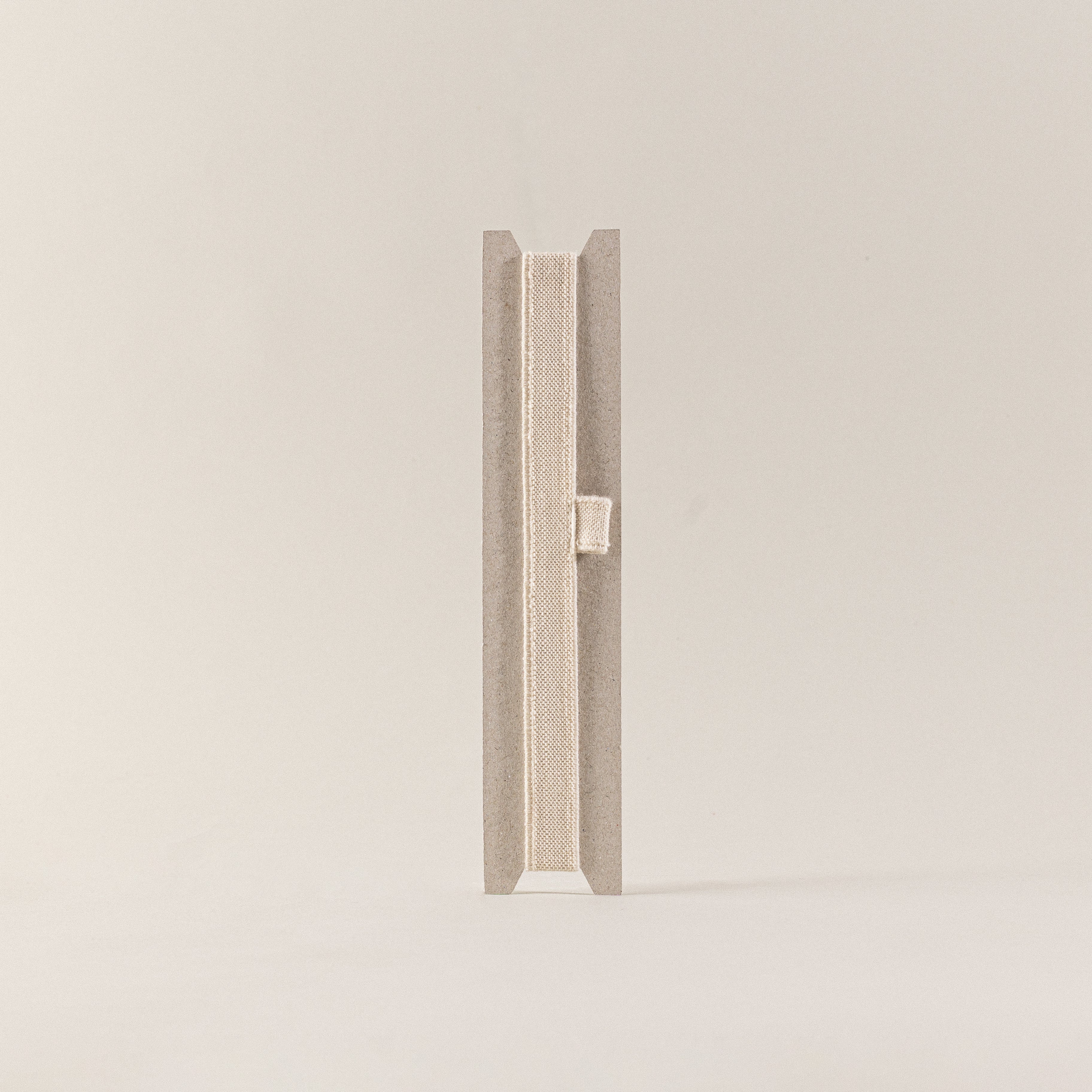 Porta bolígrafos o lápices, tipo pen holder, sostenible. Para tu agenda, planificador, cuaderno, libreta o archivador.