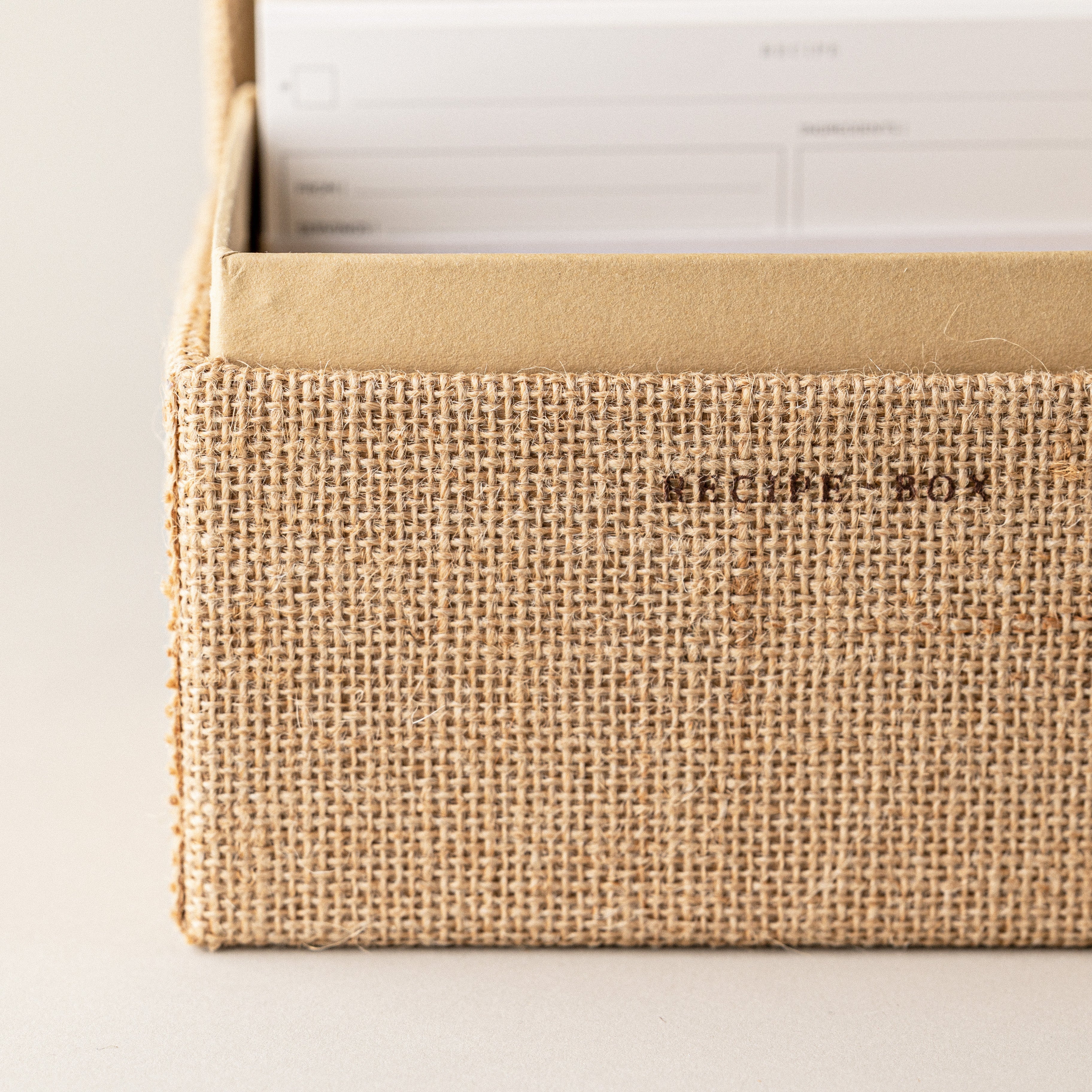 Diseño caja de recetas para recetarios hecho a mano, artesanal para crear ficha de recetas con diseño para escribir tus recetas semanales en muchas sostenibles hechas de papel de piedra.