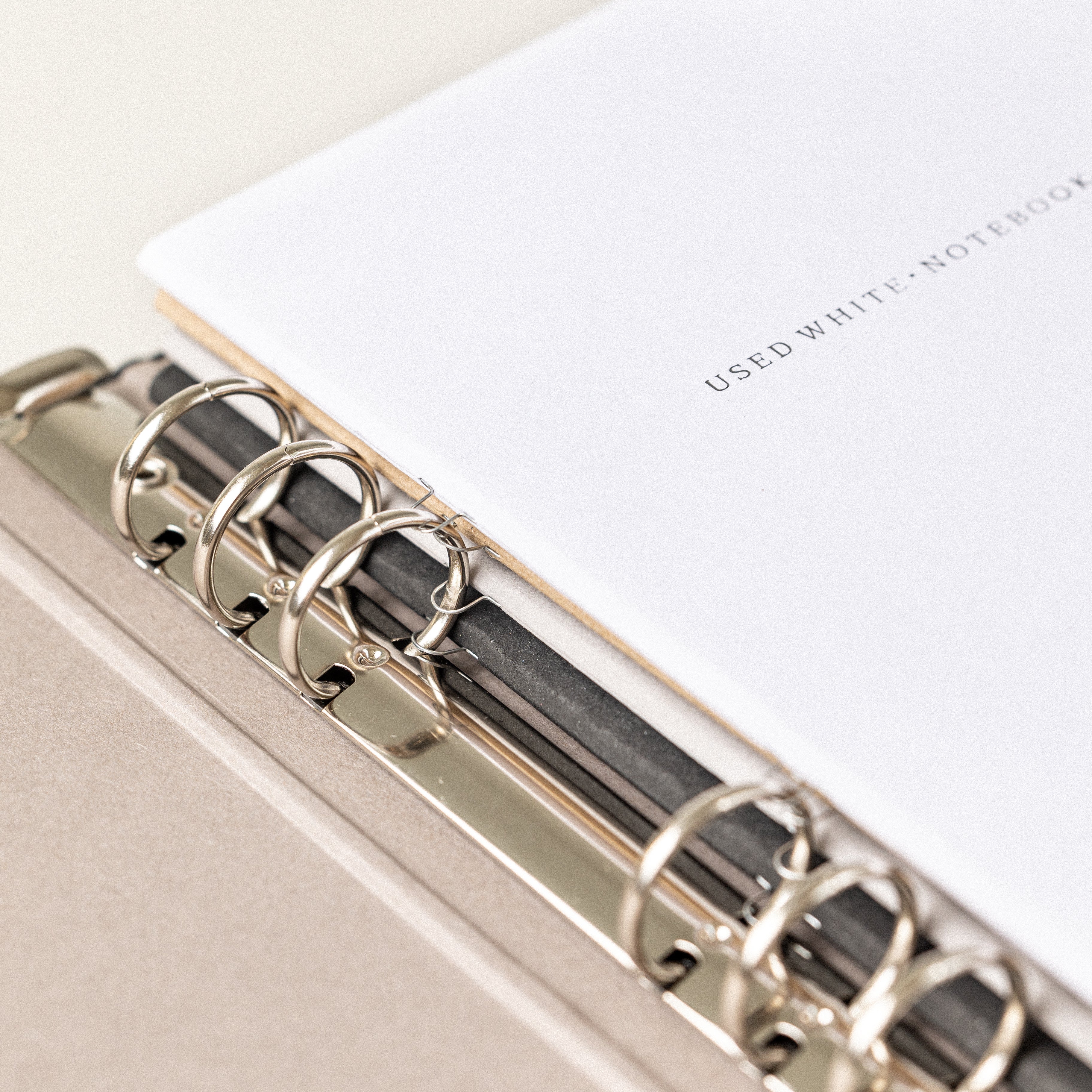 Libretas personalizadas con tres colores notas pequeñas para escribir en una libreta bonita y mantener un 2022 planificador. Archivador carpesanos, para escribir como en un cuaderno tipo oxford. Un carpesano recargable con anillas A5