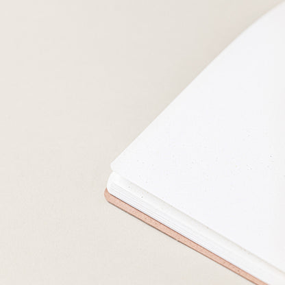 Detalle de pequeña libreta de notas de papel de almendras