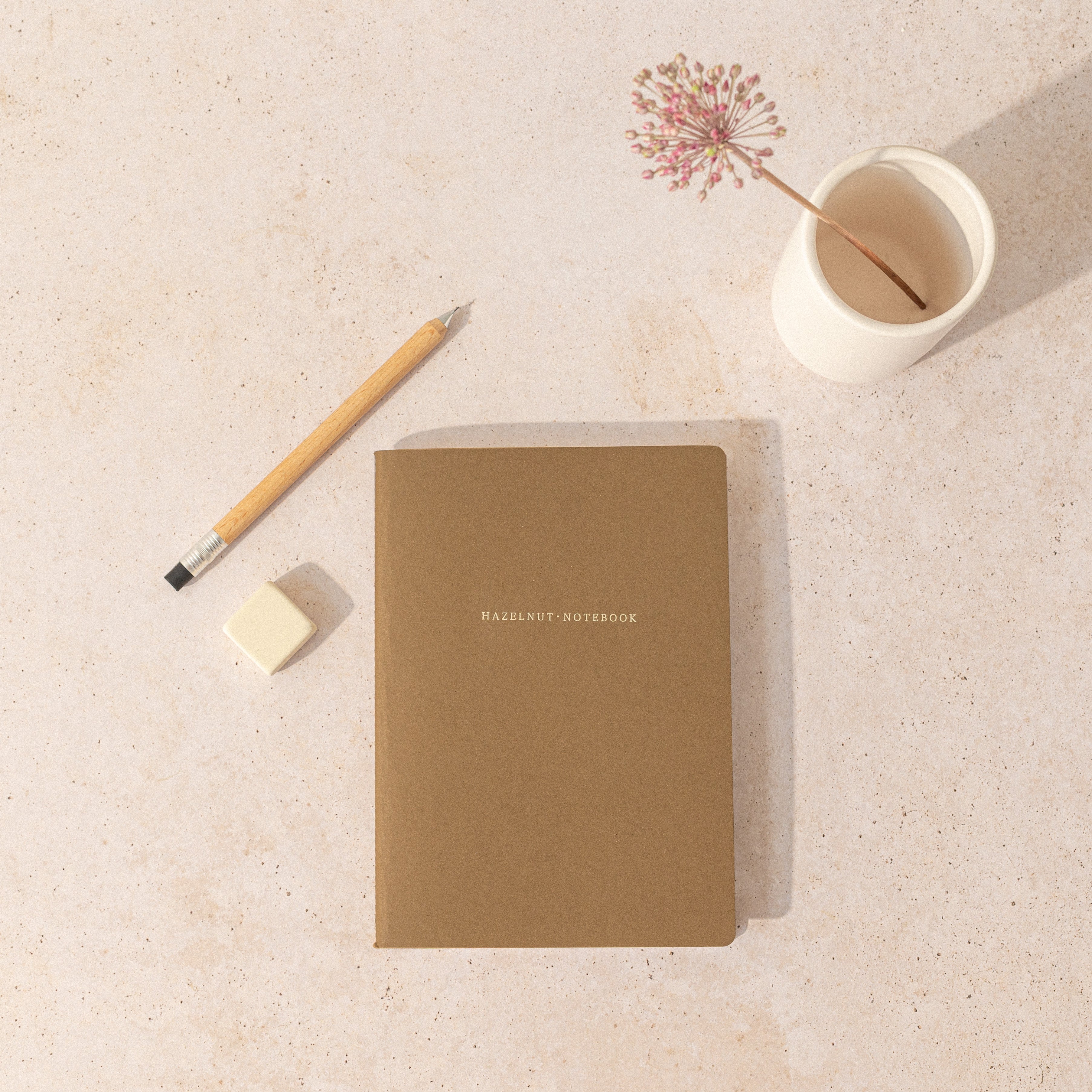 Pequeña libreta de notas de papel de avellanas