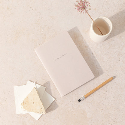 Pequeña libreta de notas de papel de uvas