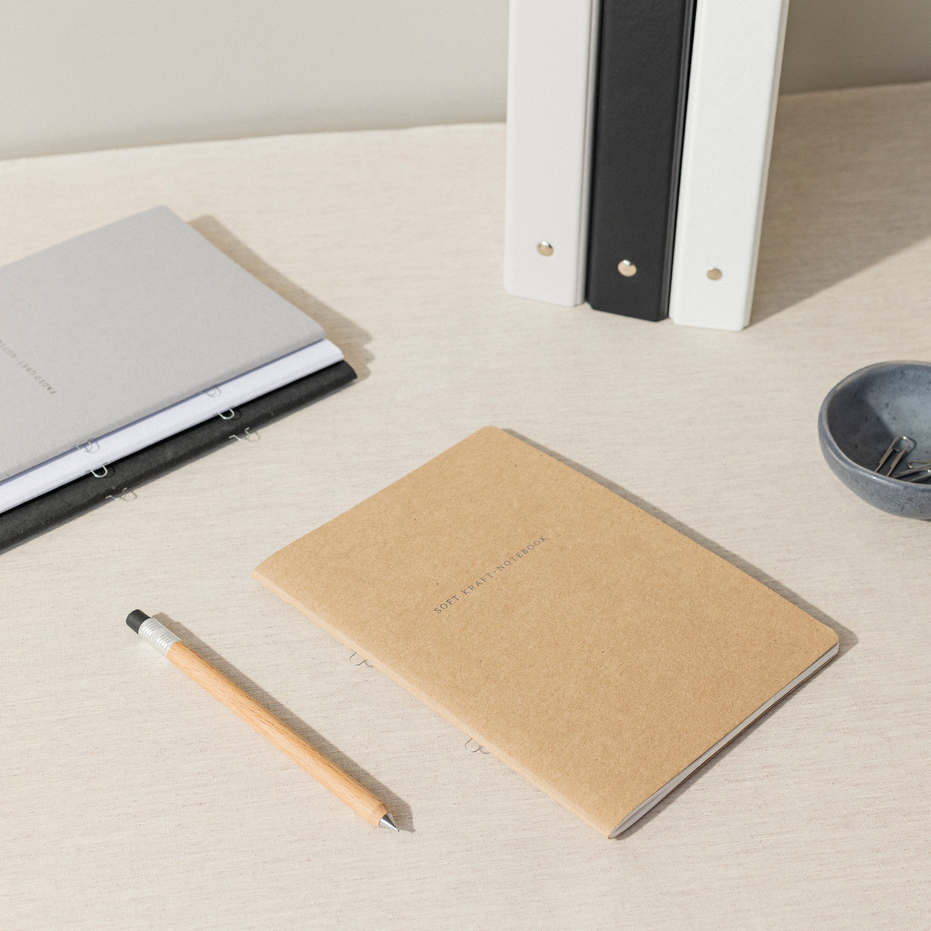 Libretas personalizadas con tres colores notas pequeñas para escribir en una libreta bonita y mantener un 2022 planificador. Archivador carpesanos, para escribir como en un cuaderno tipo oxford. Un carpesano recargable con anillas A5