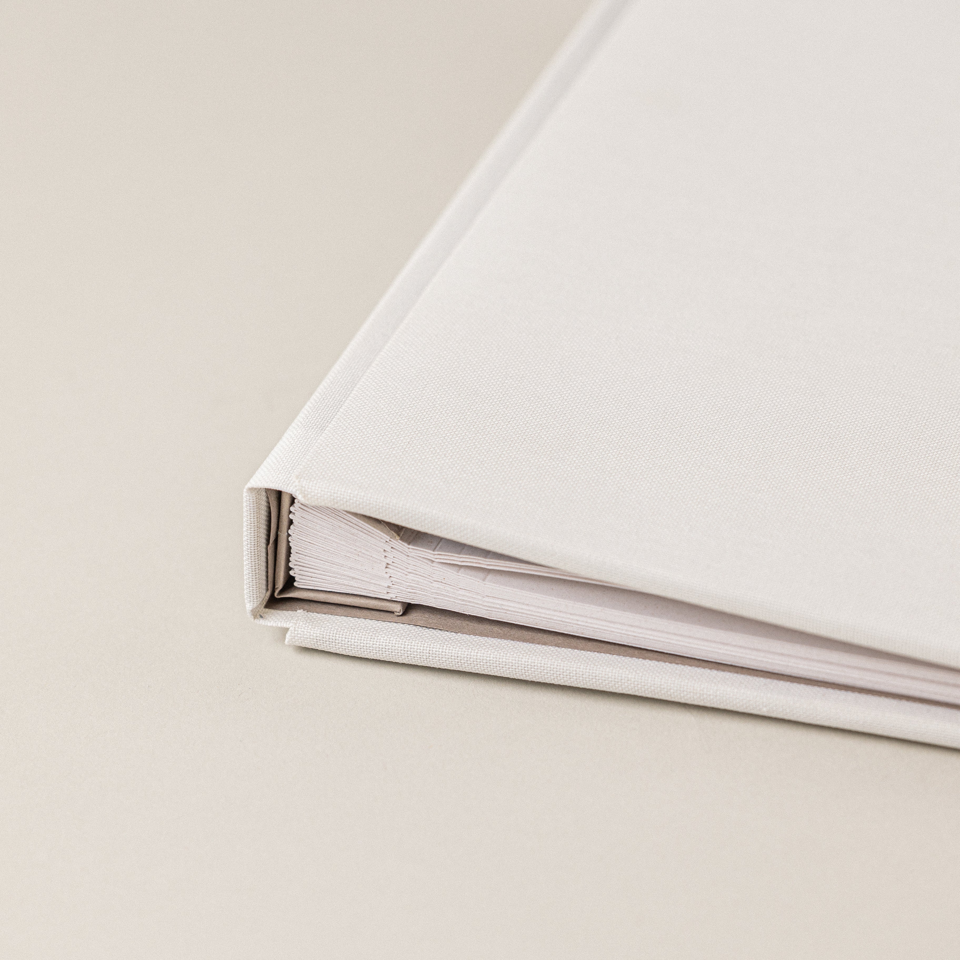 Comprar un libro de firmas y hacer un diseño bonito de album de fotos personalizado y con un proceso sostenible de papel reciclado cero waste.