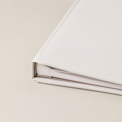Comprar un libro de firmas y hacer un diseño bonito de album de fotos personalizado y con un proceso sostenible de papel reciclado cero waste.