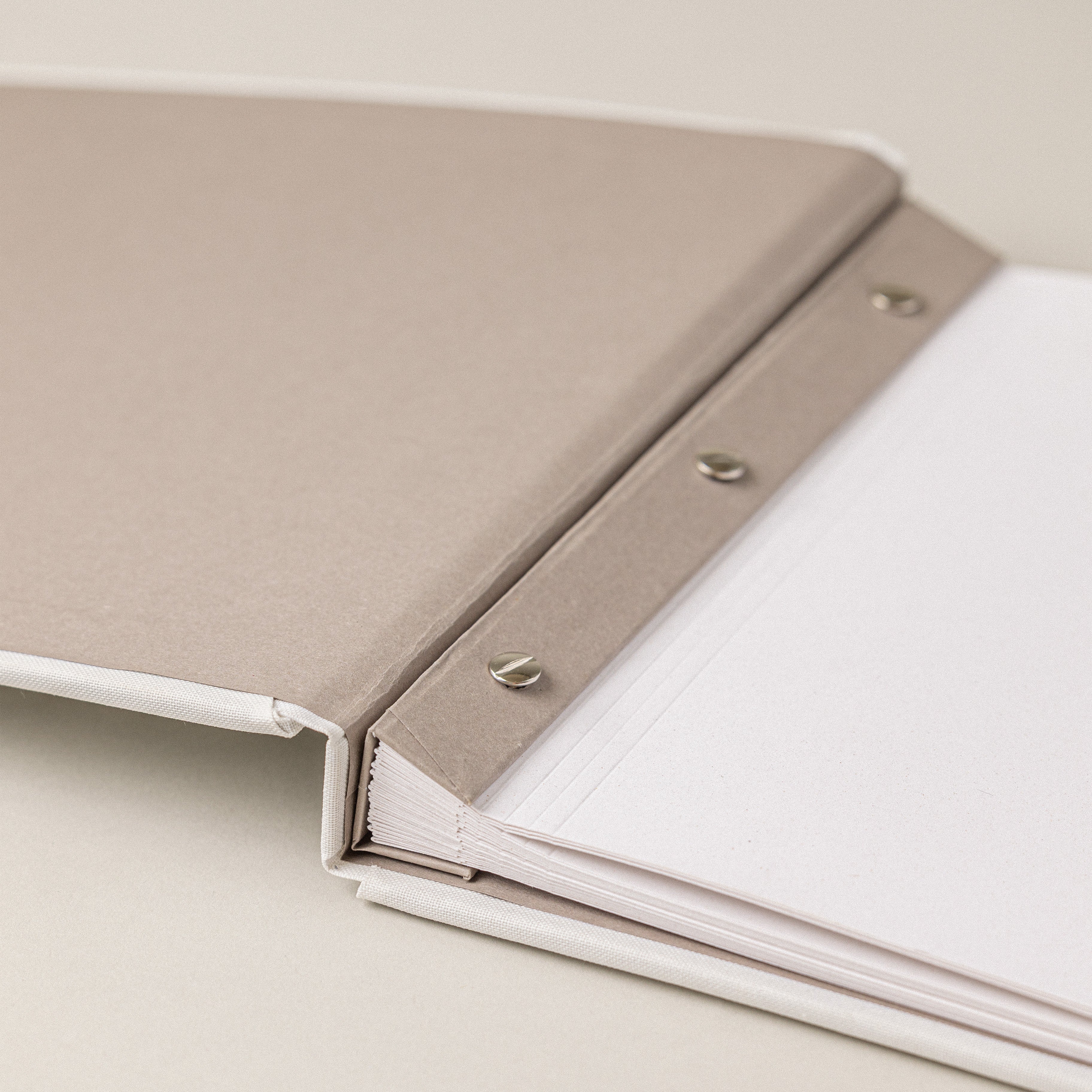 Comprar un libro de firmas y hacer un diseño bonito de album de fotos personalizado y con un proceso sostenible de papel reciclado cero waste.