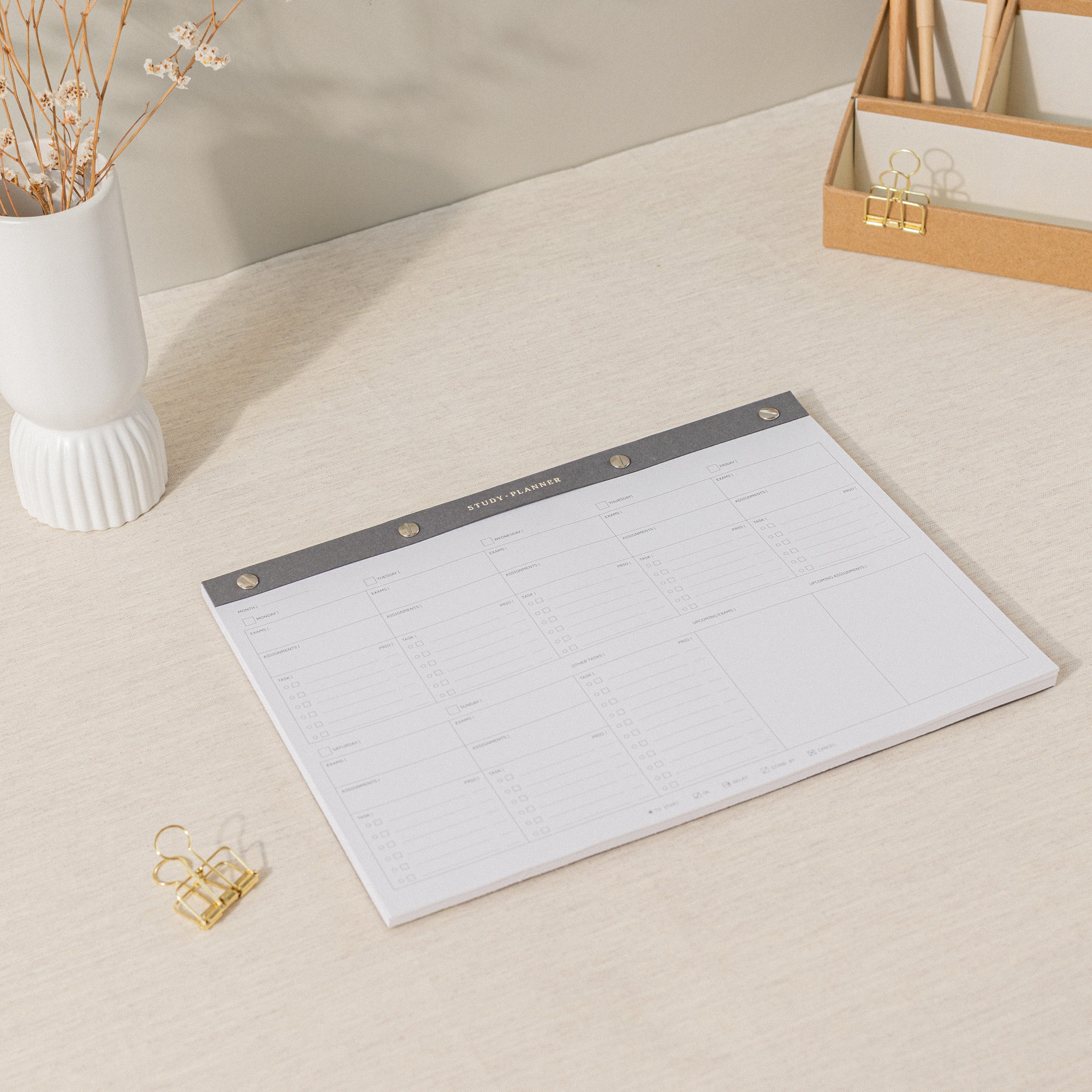 Mi bloc de notas con planificador de estudios para trabajo en tus métodos y organización de estudios. Para una planificación de estudio, con un to do list en un bloc de notas A4.