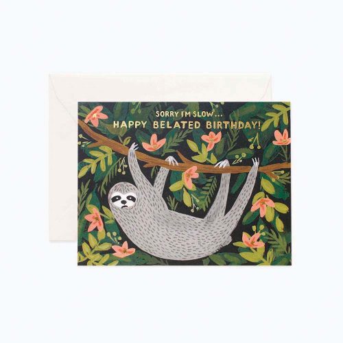 tarjeta-postal-feliz-cumpleanos-aniversario-perezoso-sloth-belated-birthday-card-rifle-pepa-paper-gcb024-01